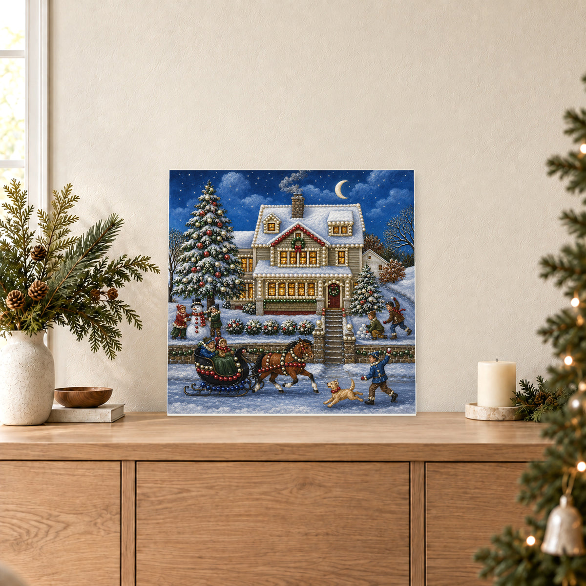 Pferdeschlitten vor einem verschneiten Weihnachtshaus
