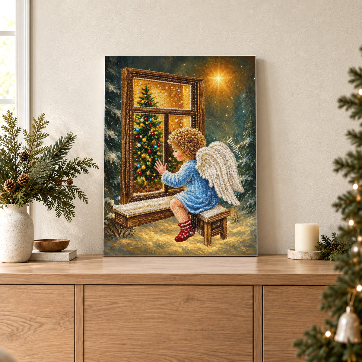 Petit ange regardant un sapin de Noël à travers une fenêtre