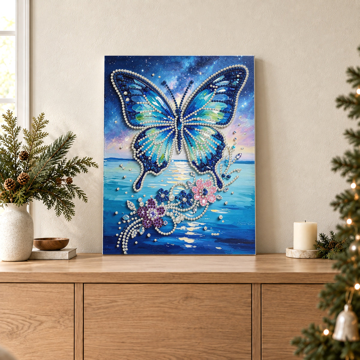 Papillon bleu au-dessus des vagues et des fleurs