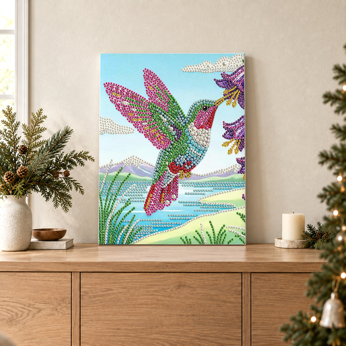 Colibri arc-en-ciel près de fleurs violettes