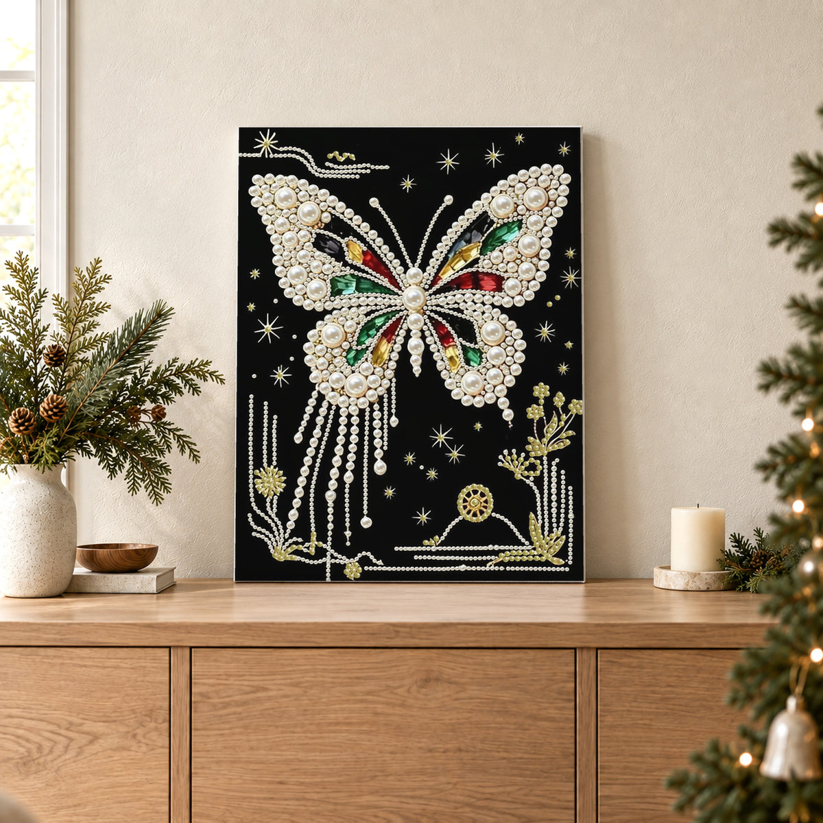 Mariposa blanca perlada con gemas de colores sobre fondo negro