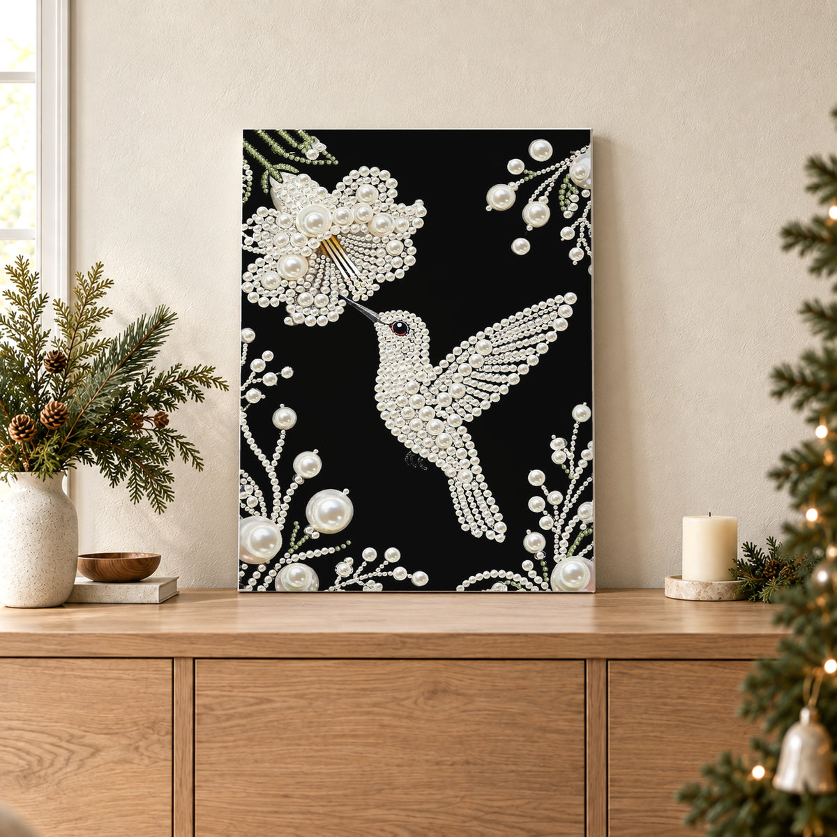 Colibri blanc nacré et fleur sur fond noir