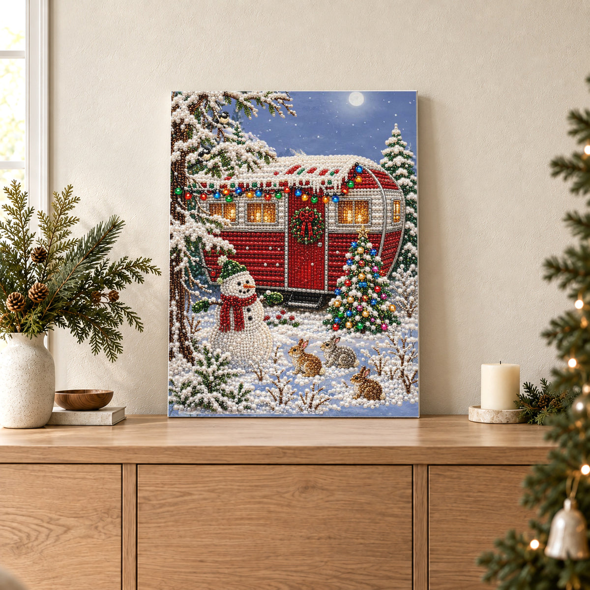 Vehículo de camping rojo de Navidad y muñeco de nieve