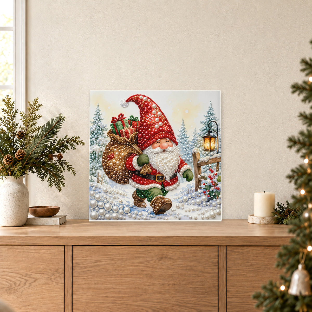 Gnomo navideño llevando regalos por la nieve