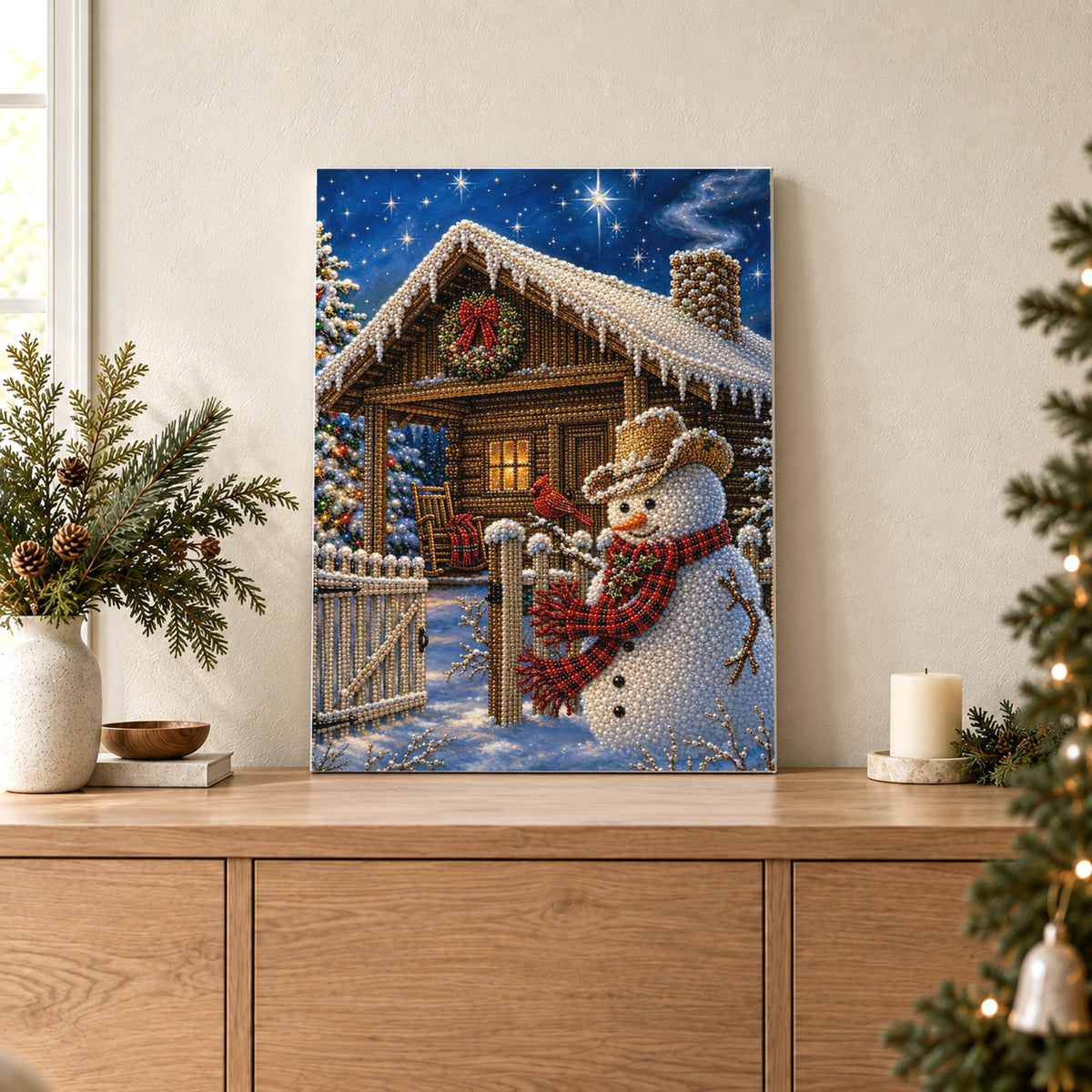 Bonhomme de neige au chapeau de cowboy près d’un chalet de Noël