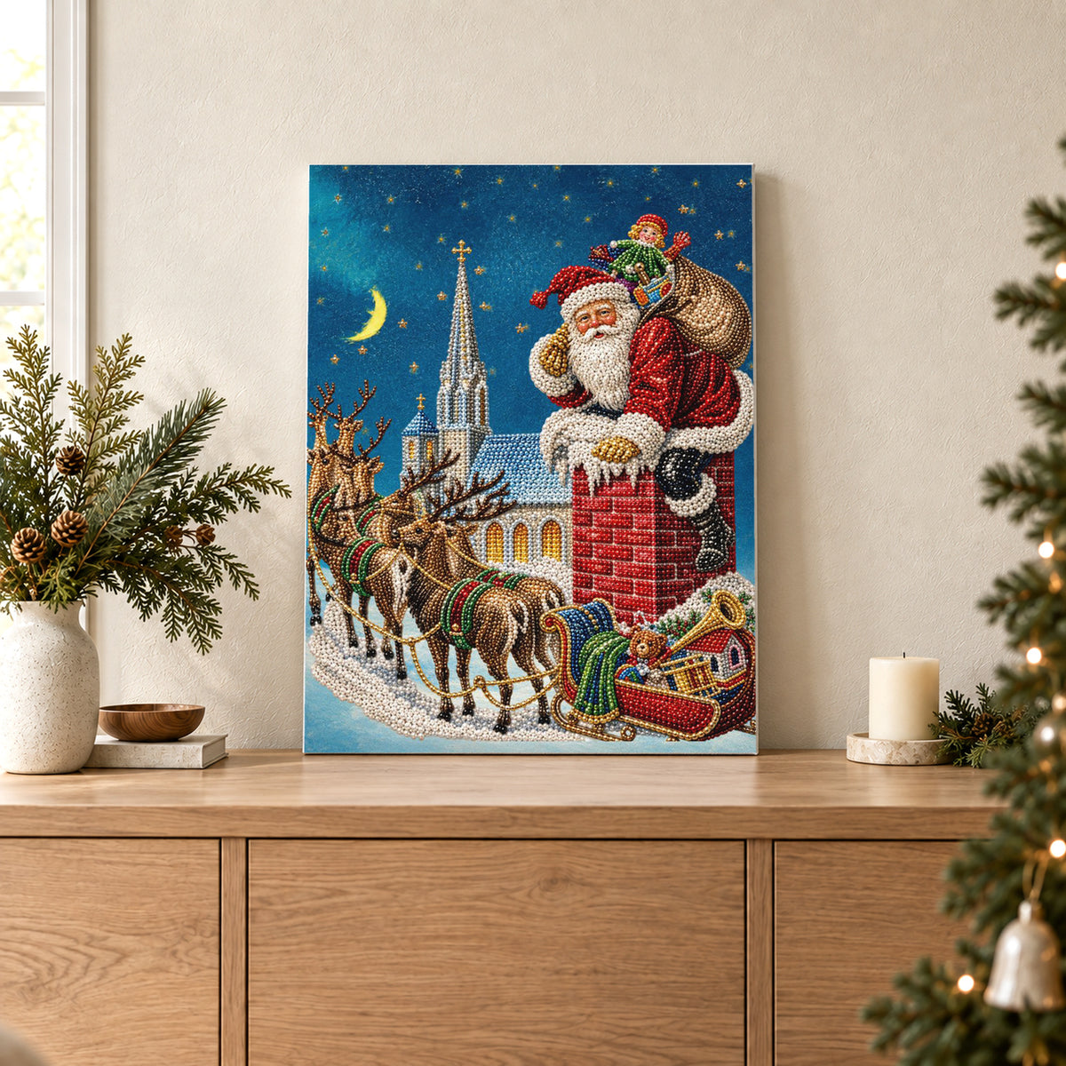 Le Père Noël sur une cheminée au-dessus d’un village de Noël