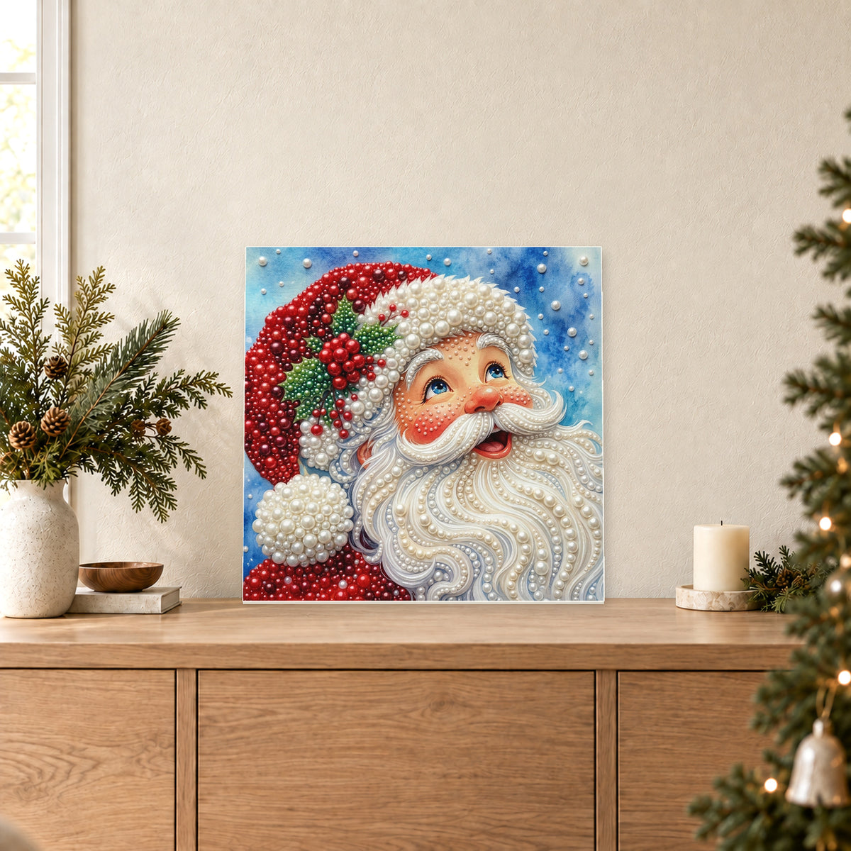 Lächelnder Weihnachtsmann vor schneeblauem Himmel