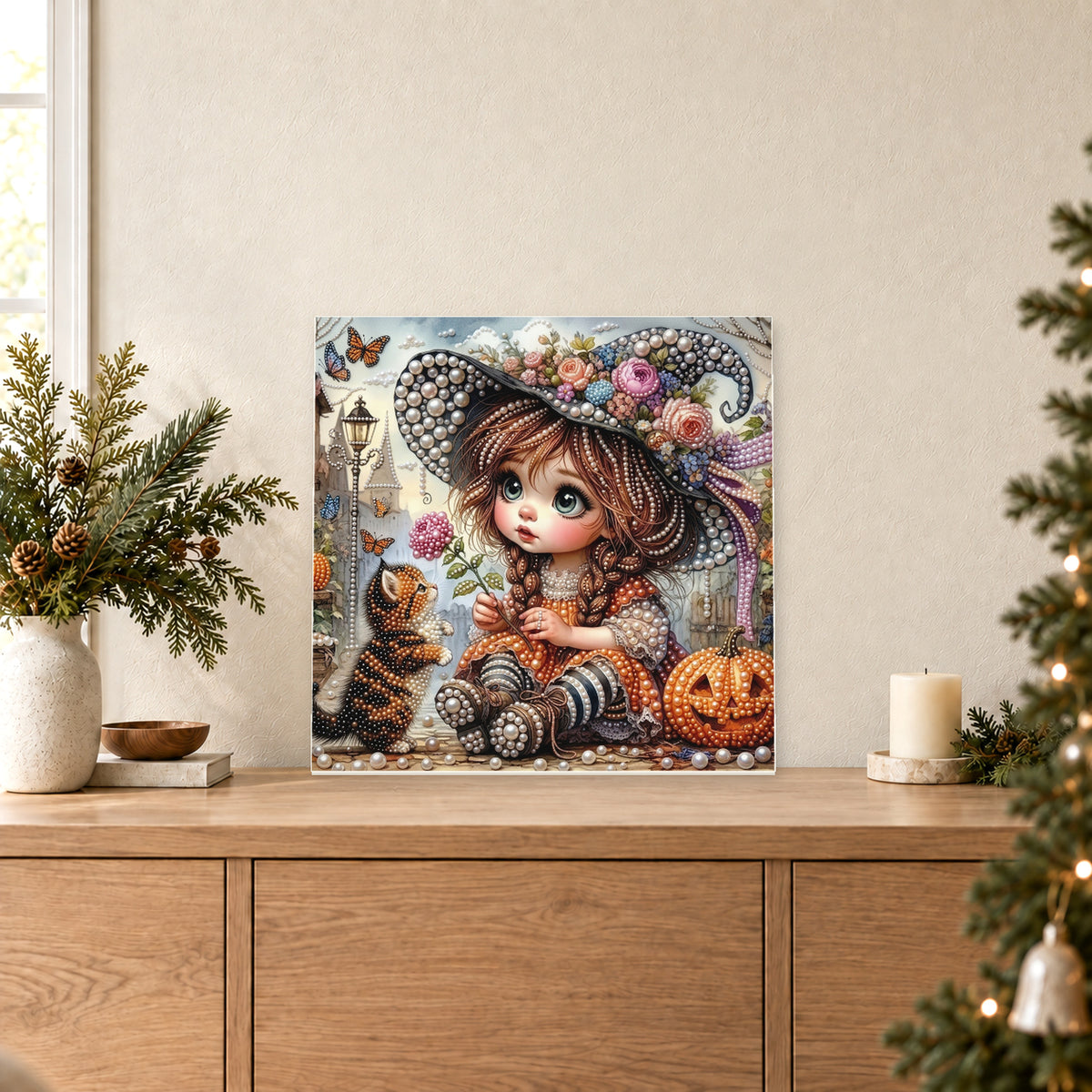 Brujita con sombrero floral y gatita atigrada
