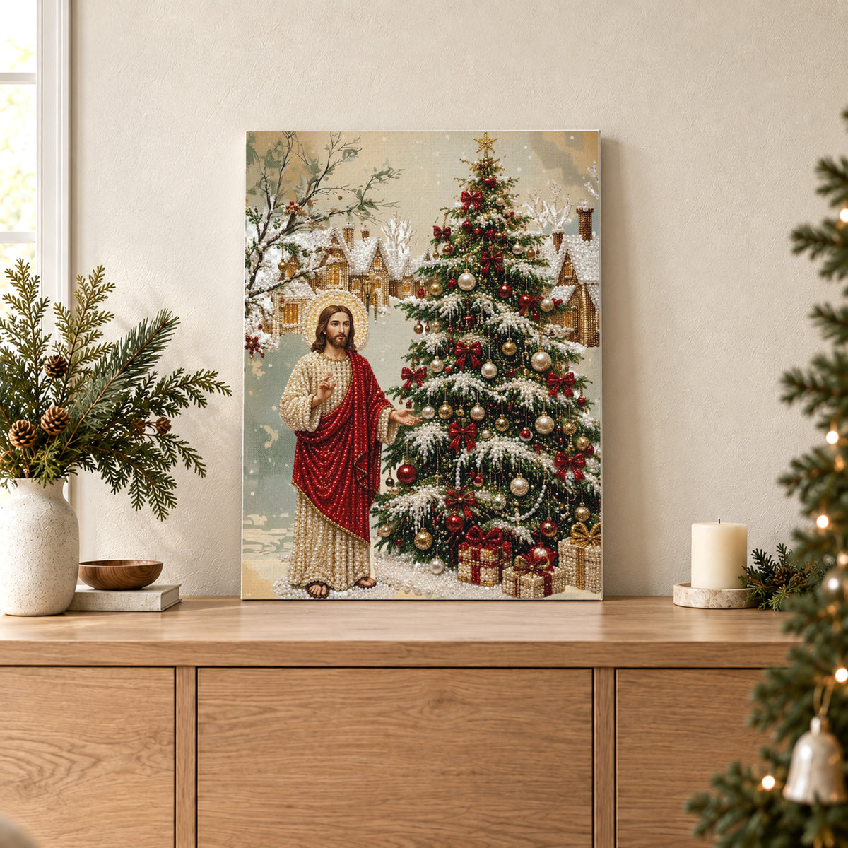 Gesù accanto a un albero di Natale decorato