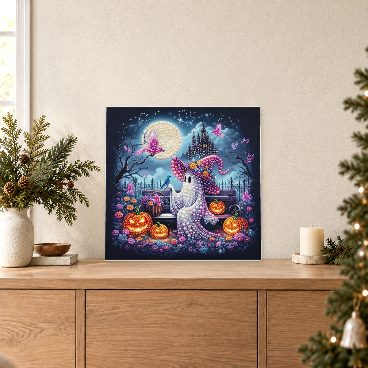 Fantasma con sombrero de bruja morado junto a un castillo a la luz de la luna