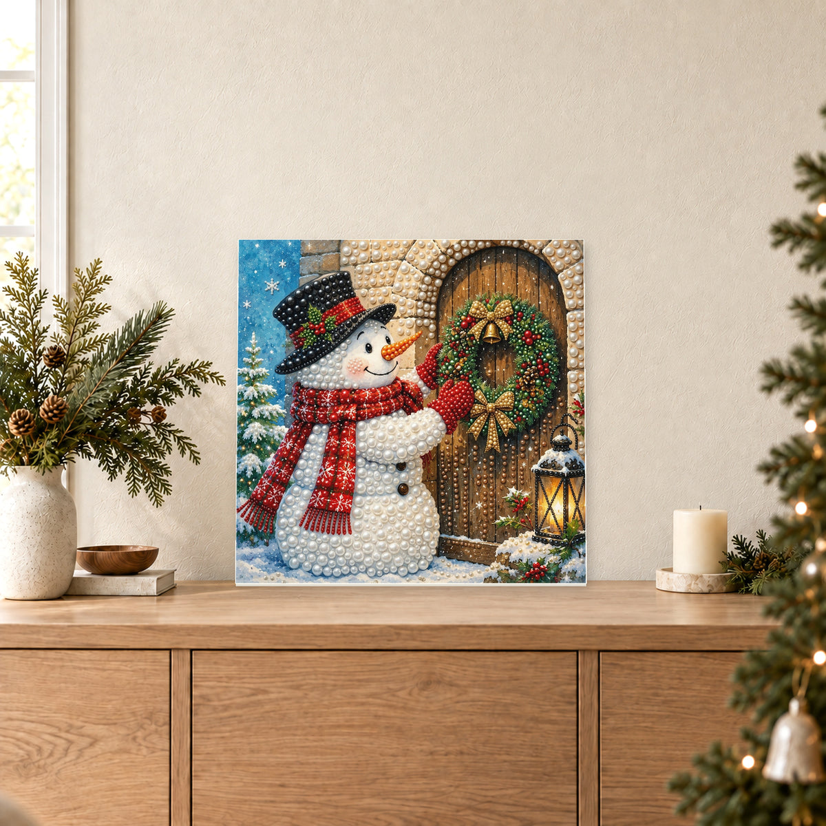 Schneemann hängt einen Weihnachtskranz auf