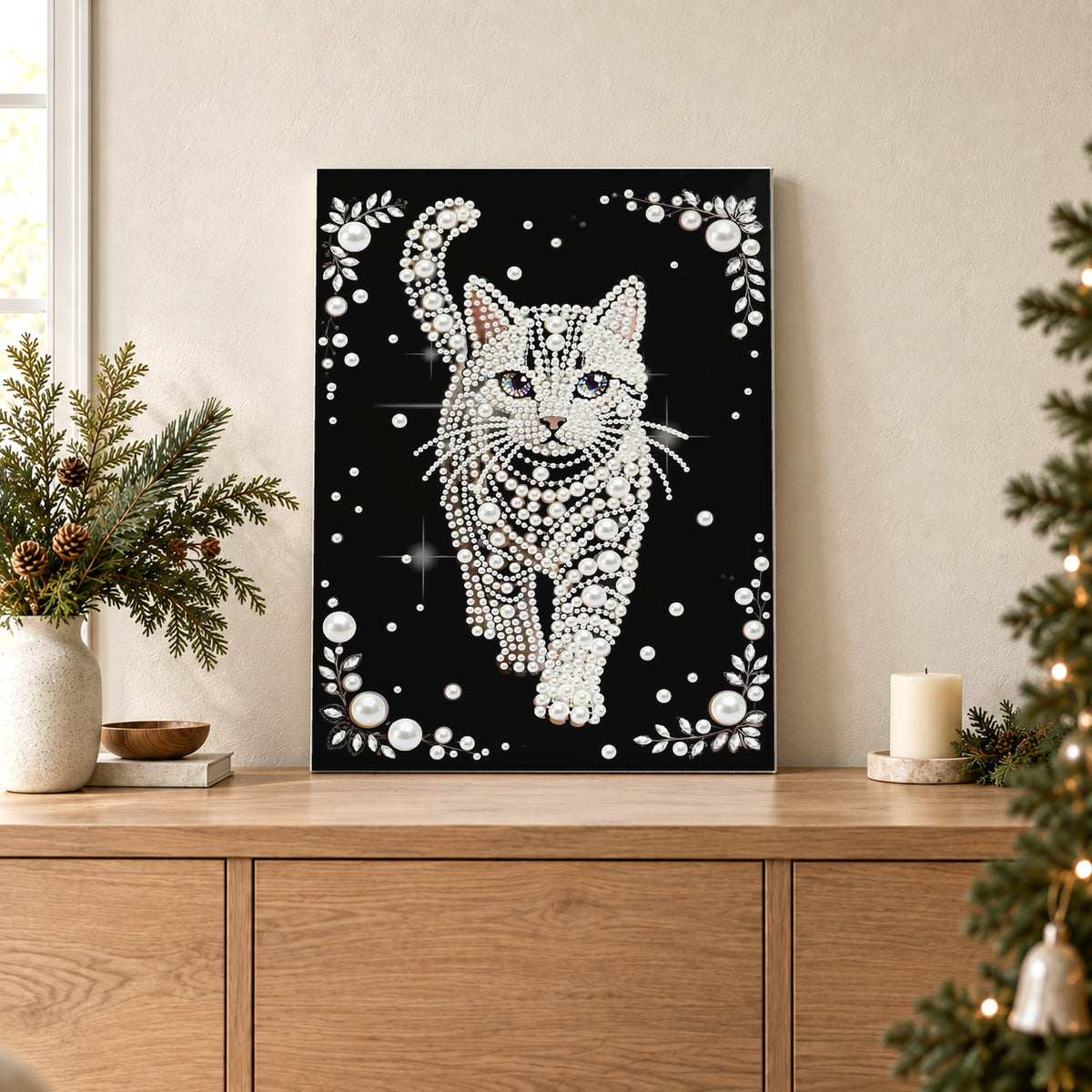 Chat blanc nacré aux yeux bleus sur fond noir