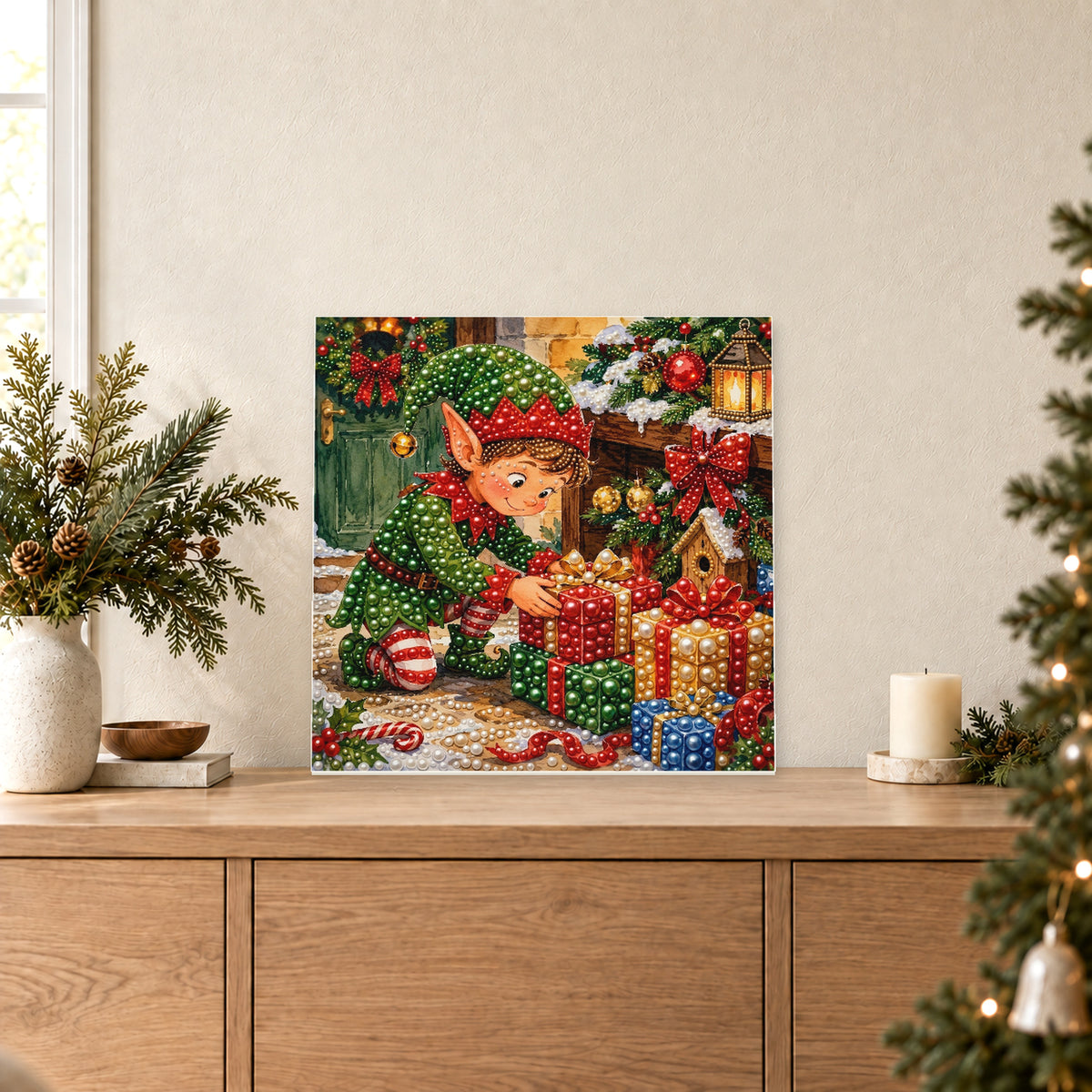 Duende navideño envolviendo un regalo rojo