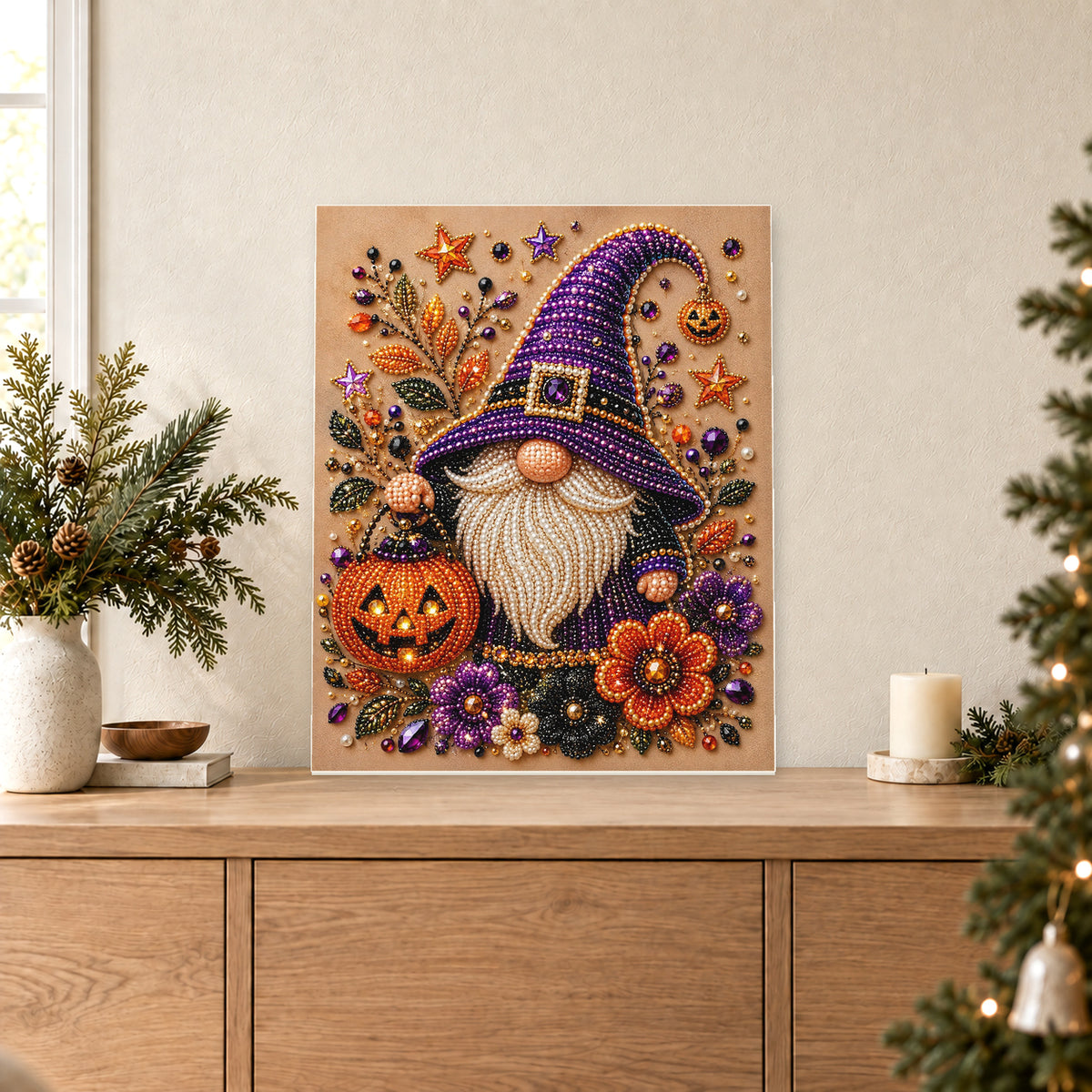 Gnomo con sombrero morado y farol de calabaza