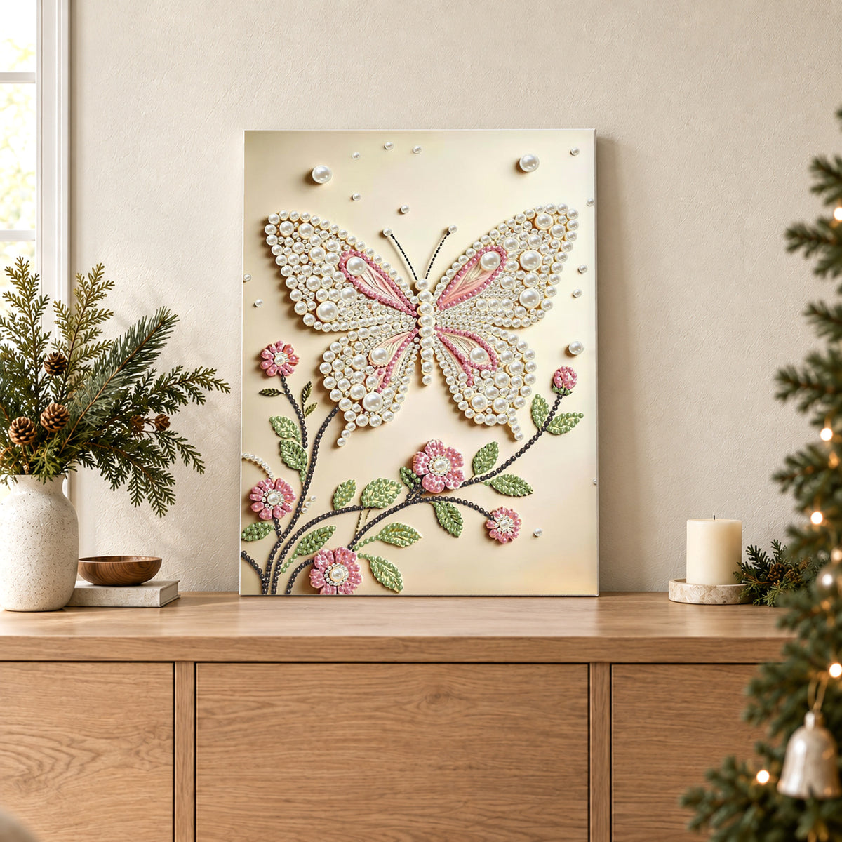 Mariposa rosa y blanca sobre ramas en flor