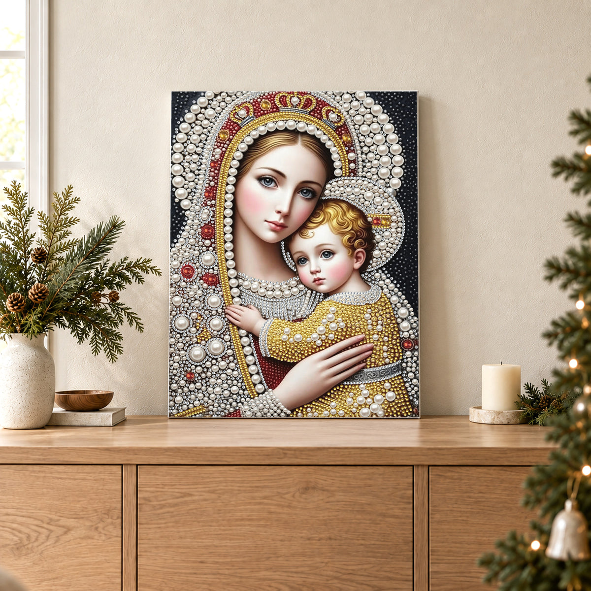 Virgen con el Niño y coronas de perlas