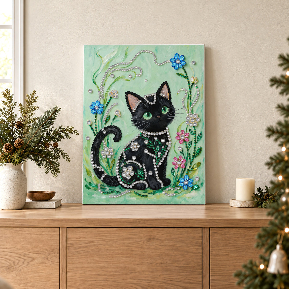 Gato negro en un jardín esmeralda