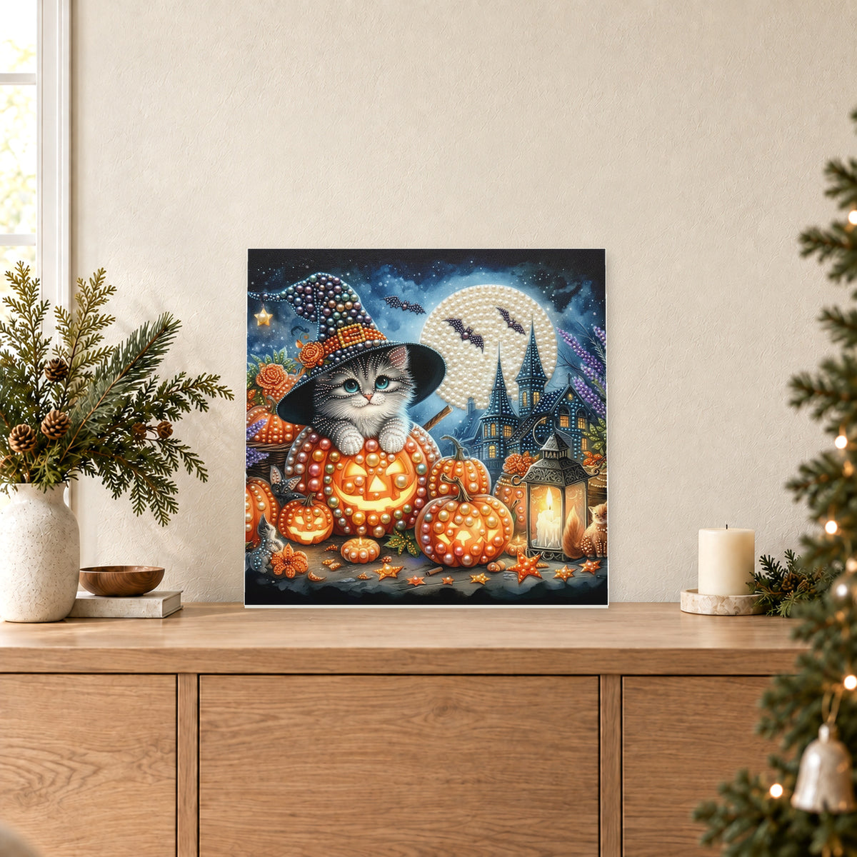 Gatita bruja entre faroles de calabaza brillantes