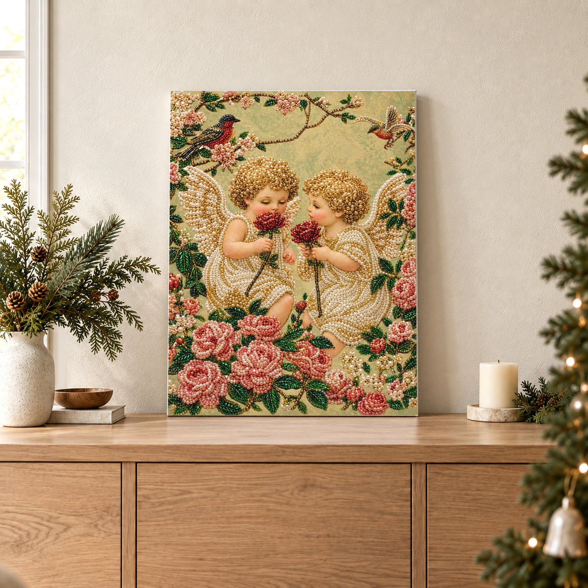 Deux chérubins parmi des roses roses et des oiseaux