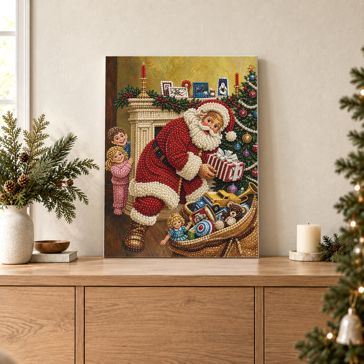 Der Weihnachtsmann packt Spielzeug am Kamin aus