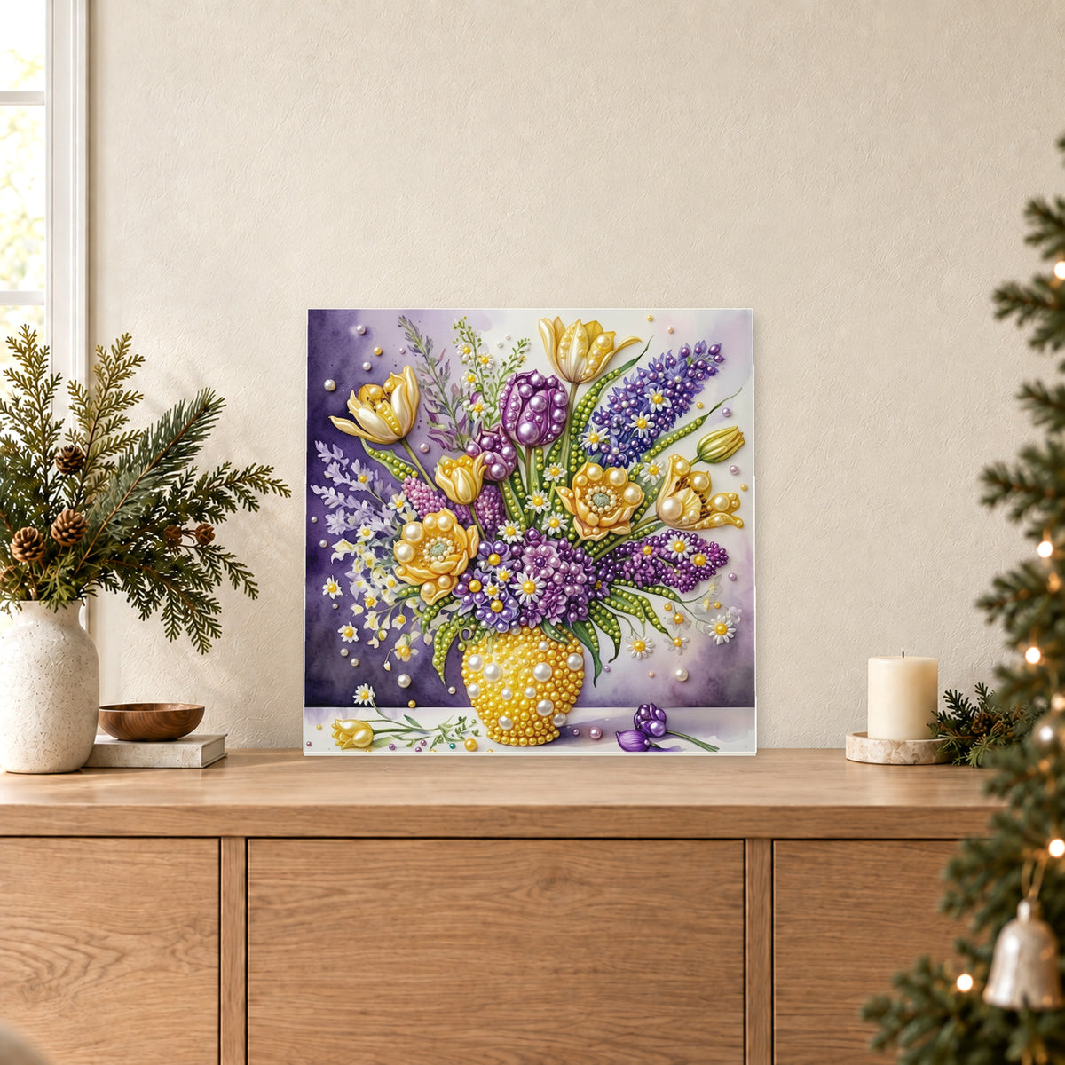 Gelbe und violette Blumen in einer Perlenvase