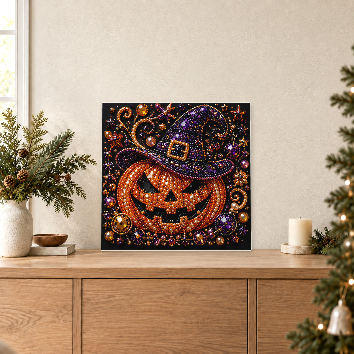 Calabaza sonriente con sombrero de bruja morado