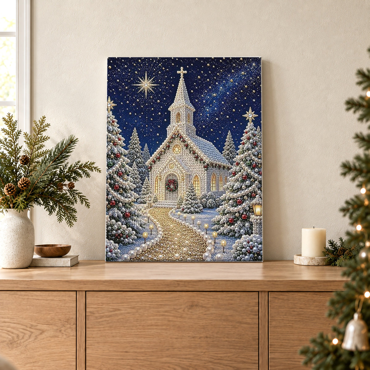 Verschneite Weihnachtskapelle unter dem Sternenhimmel
